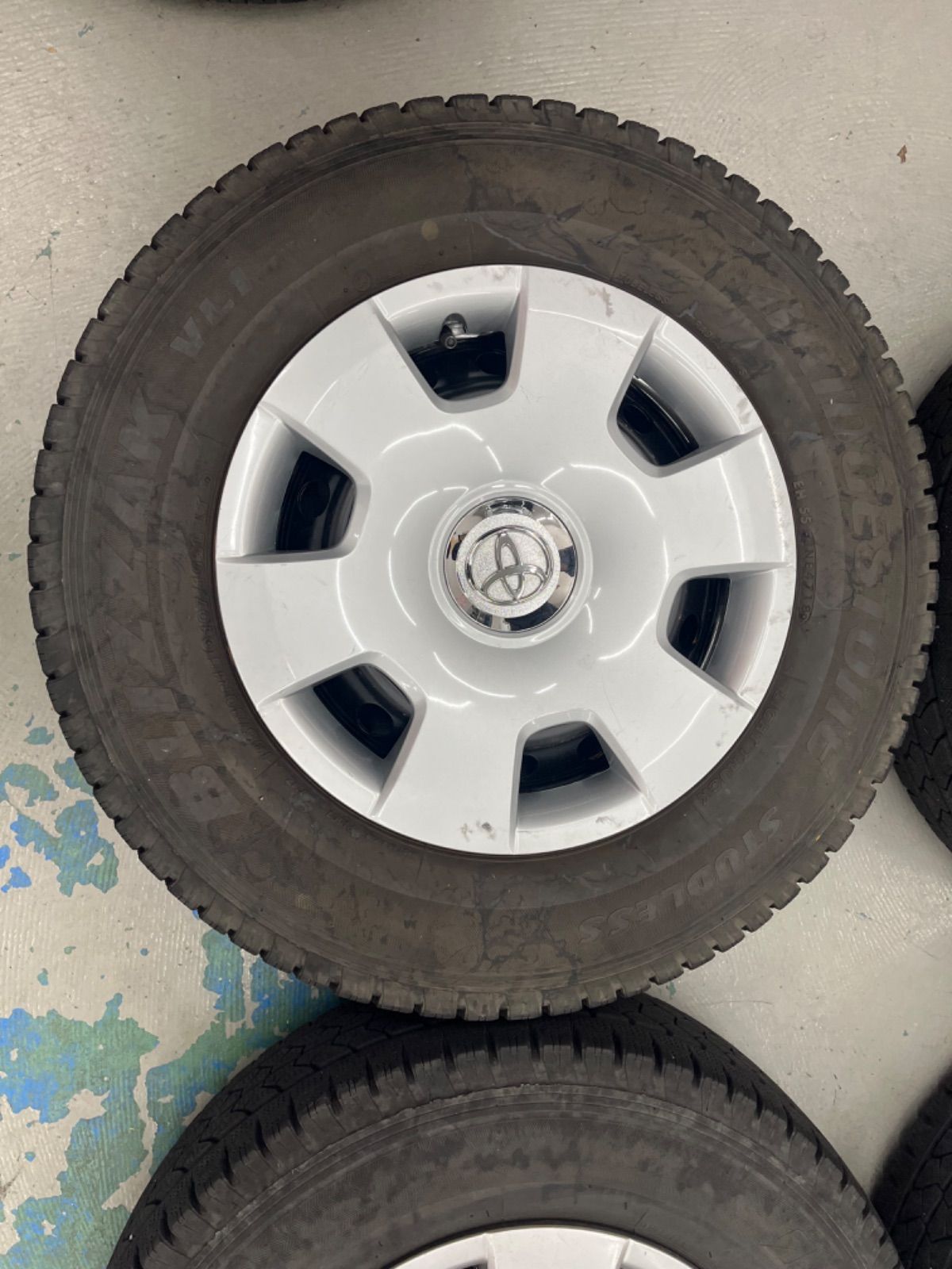 トヨタハイエーススタッドレスタイヤ ホイルキャップ付195 80 R 15 TRH 200 V