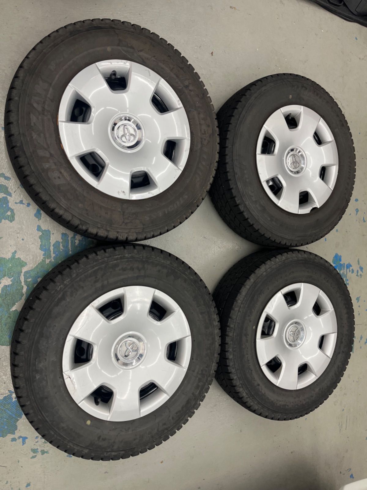 トヨタハイエーススタッドレスタイヤ ホイルキャップ付195 80 R 15 TRH 200 V