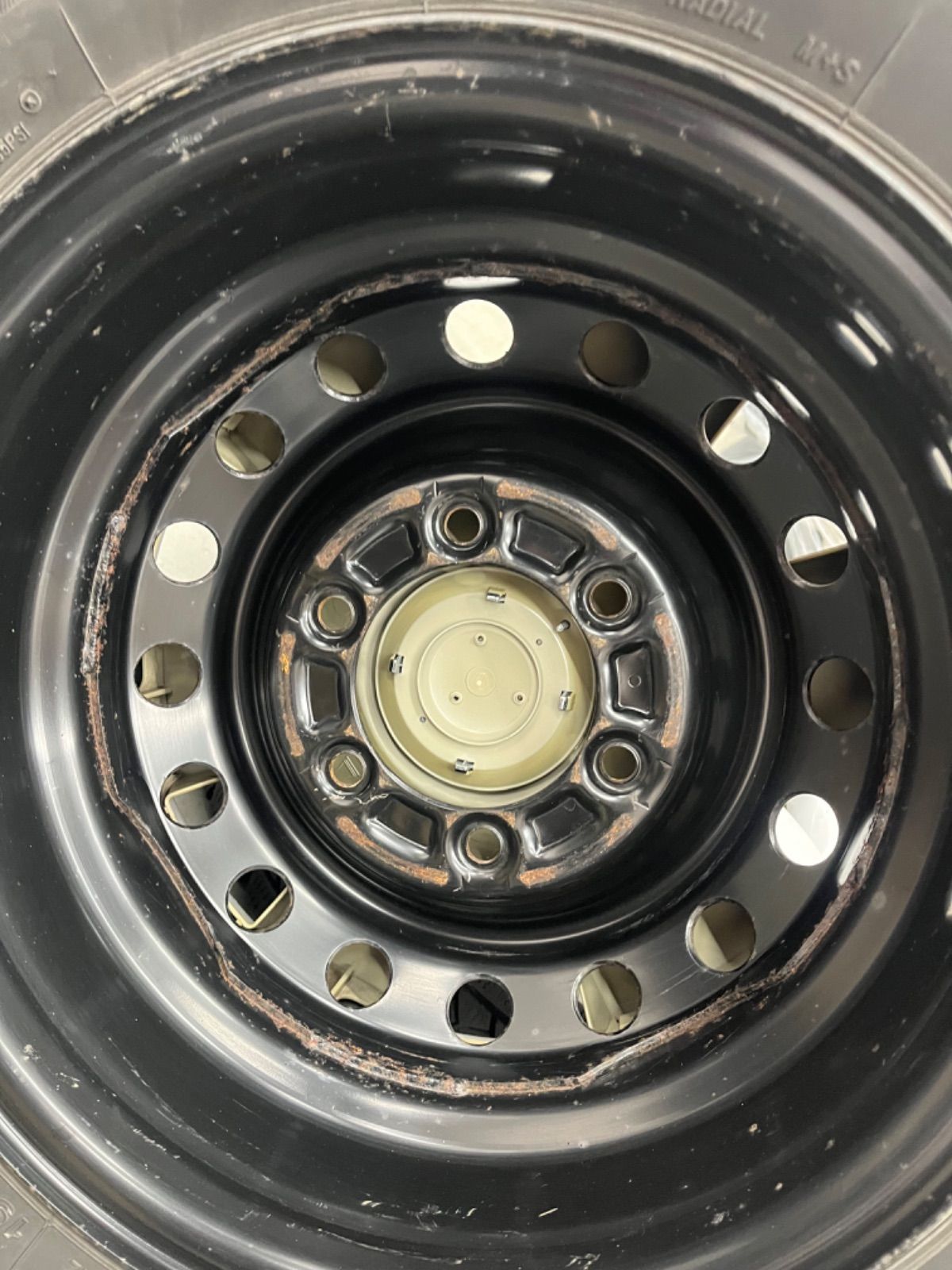  トヨタハイエーススタッドレスタイヤ ホイルキャップ付195 80 R 15 TRH 200 V 15インチ タイヤ ホイールセット