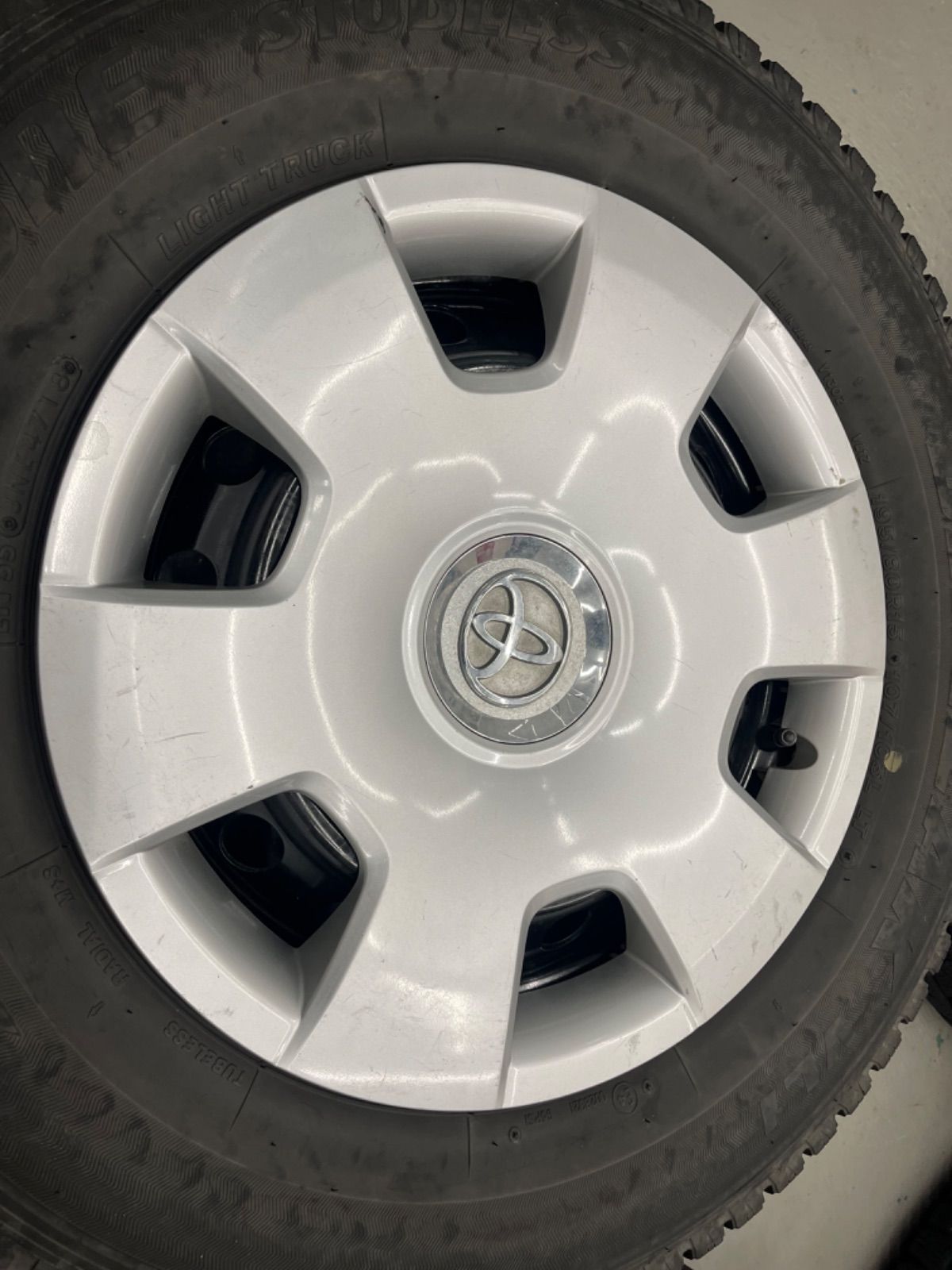 トヨタハイエーススタッドレスタイヤ ホイルキャップ付195