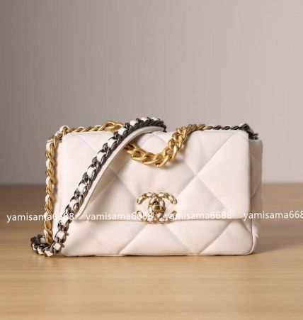 CHANEL ホワイト キルティング ショルダーバッグ - メルカリ