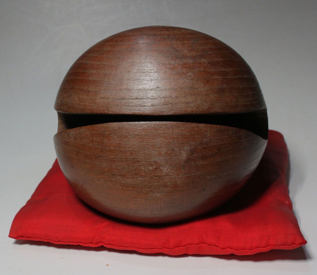 水琴窟の音 本桑鯱彫木魚5 0寸 布団 バイ付 仏具 音響具 仏教美術 木魚 仏壇 仏具 冠婚葬祭 宗教用品