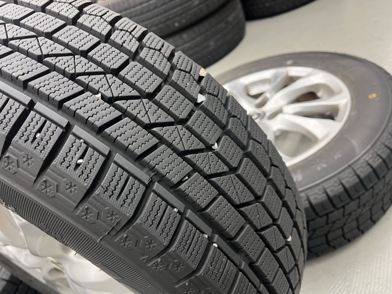 マツダデミオスタッドレスタイヤ ホイル付185