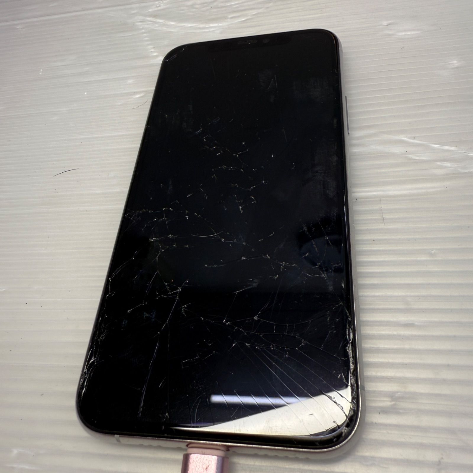 ☆iPhone 11 Pro☆A2215 256GB ホワイト 画面割れ アップル Apple 判定