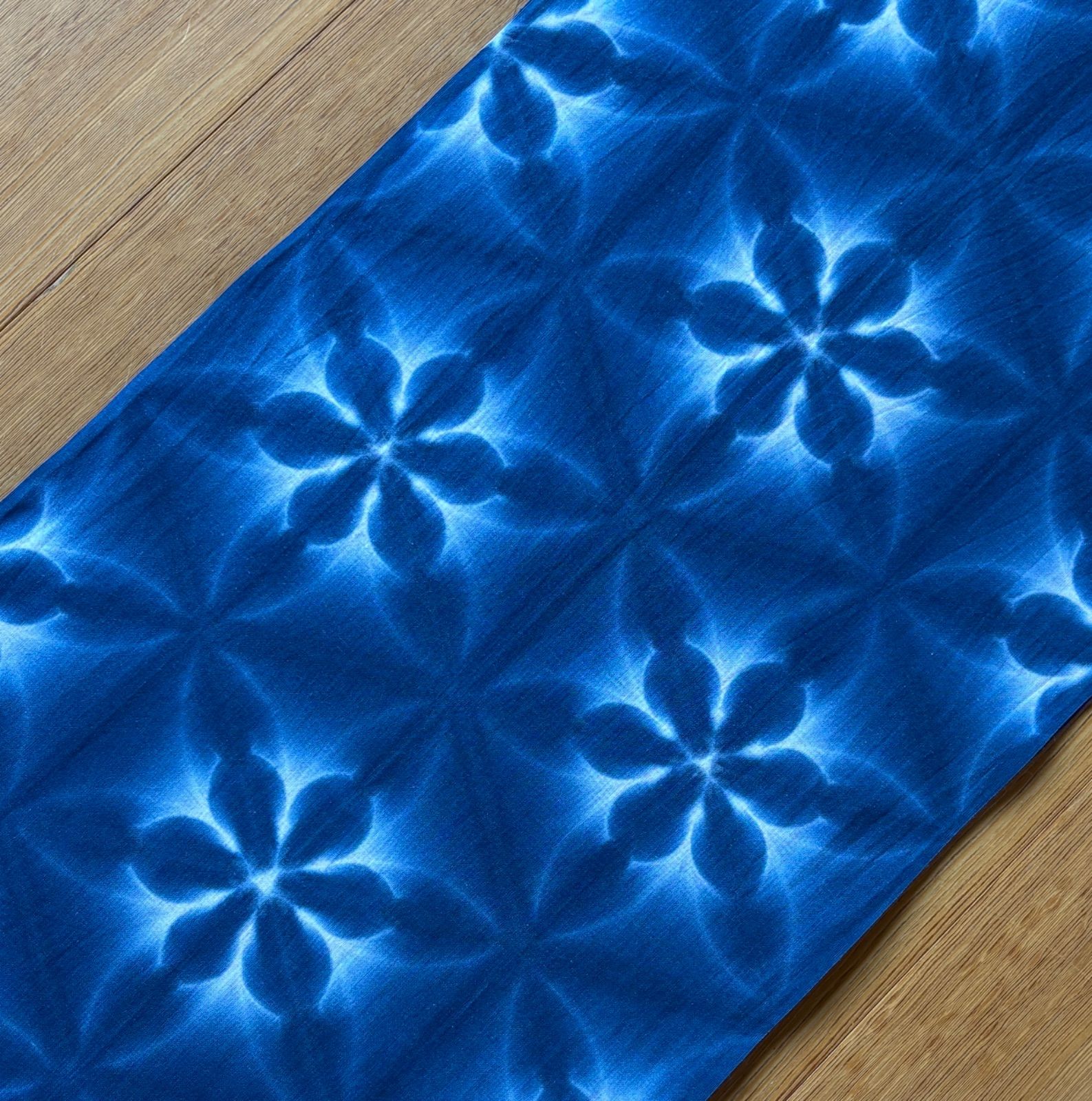 s66 【sato】藍染 雪花絞り 高級さらし生地 555cm お花にお花が重なる