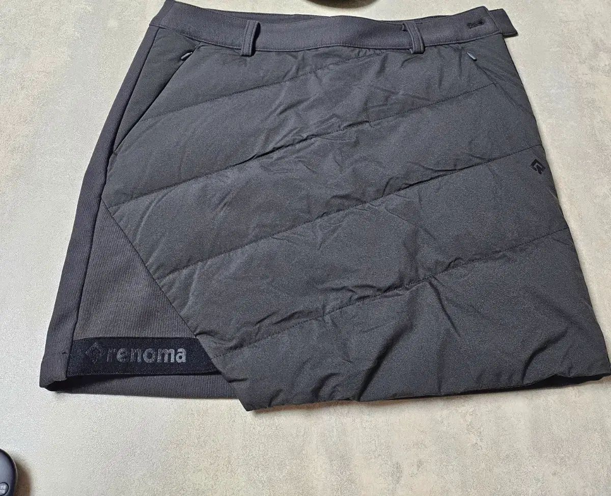 レノマゴルフ アシンメトリー キルティングダウン 起毛 キュロット 67 cm