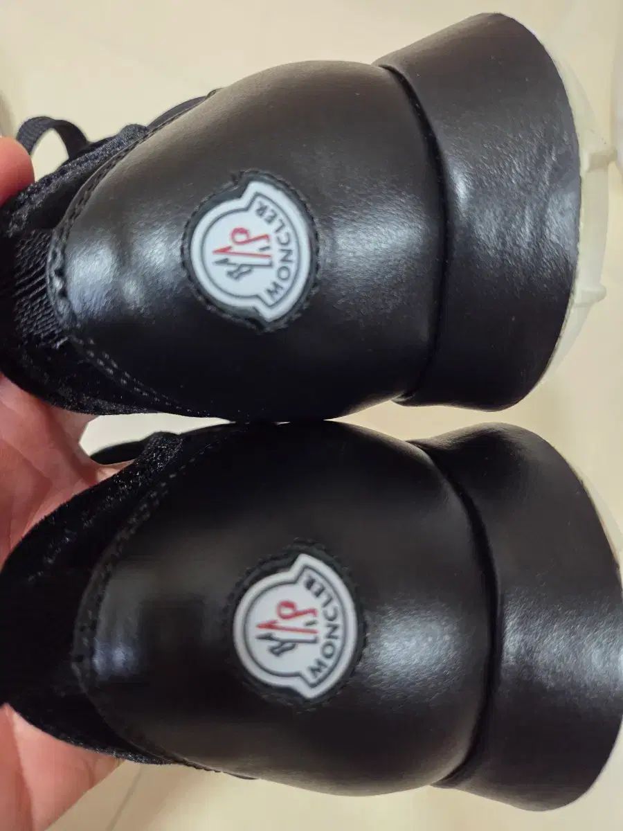 ブラック スニーカー