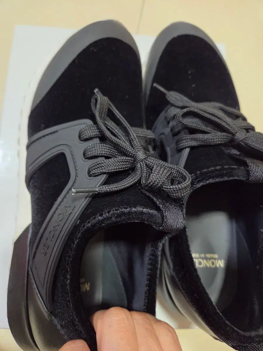 モンクレール ブラック スニーカー