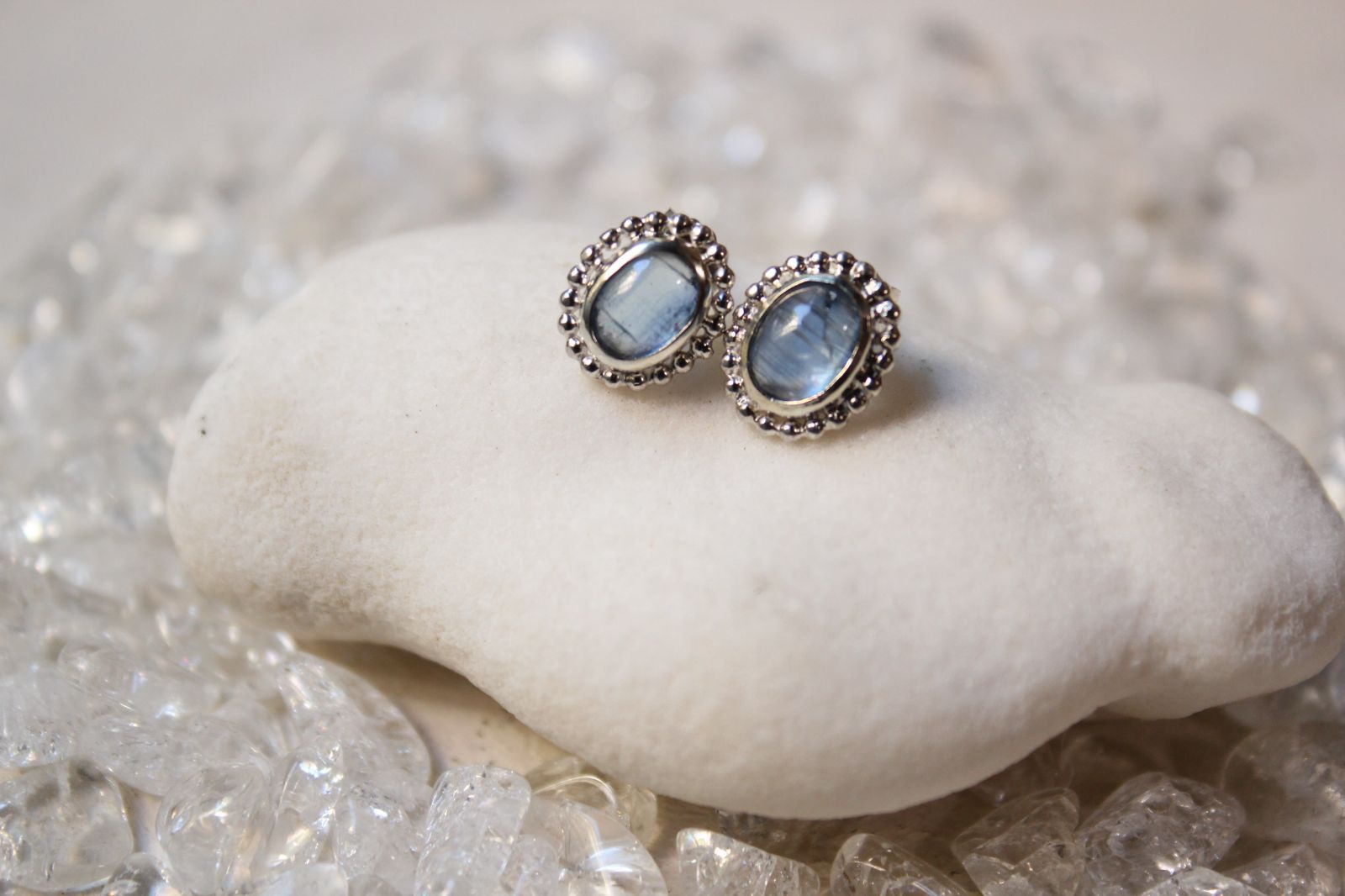 カイヤナイトの一粒ピアス SV