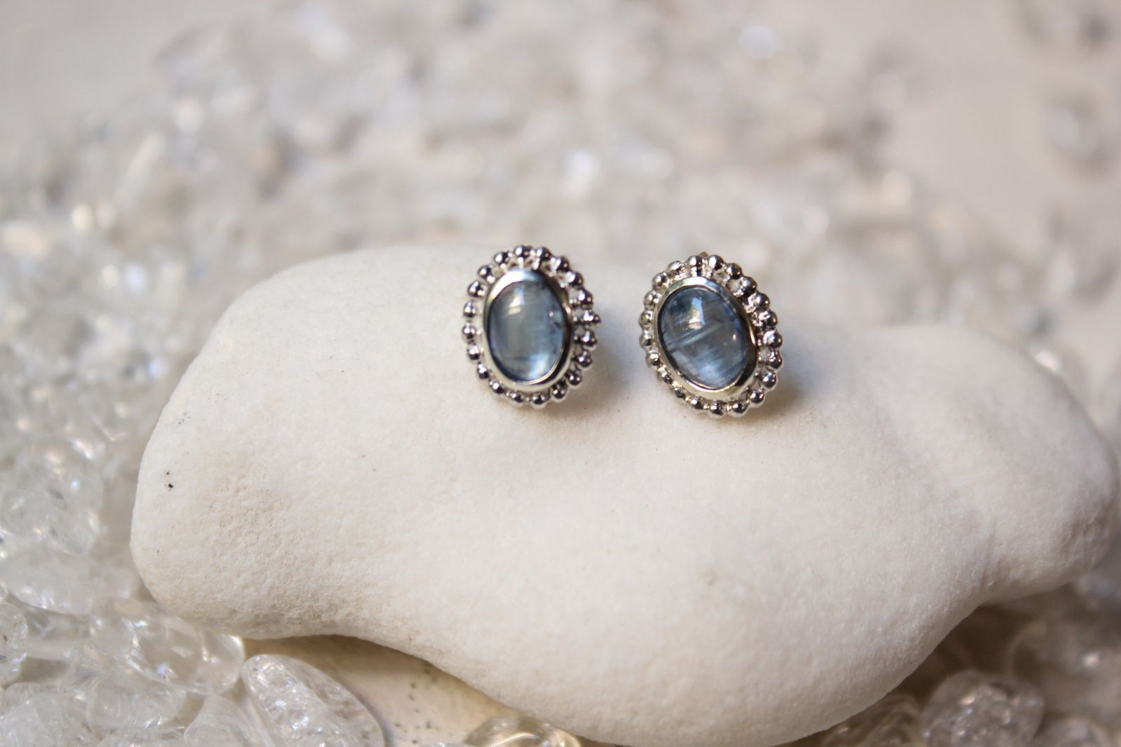 カイヤナイトの一粒ピアス