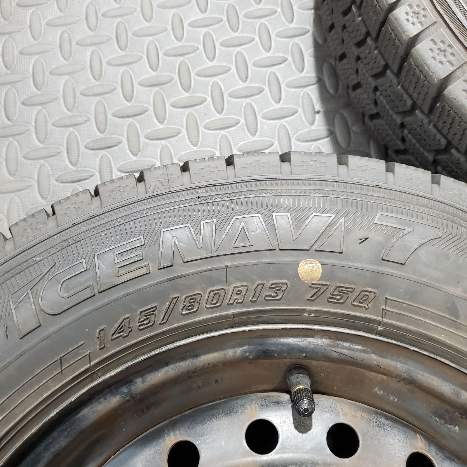  23年製 145 80 R 13 グッドイヤー アイスナビ7 ダイハツ ミラ ムーヴ タント スタッドレスタイヤ 1276 13インチ タイヤ ホイールセット