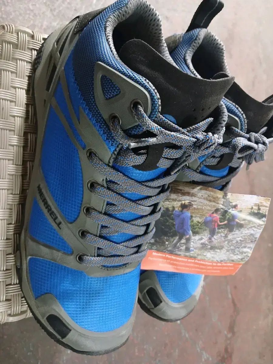 トレッキングシューズ