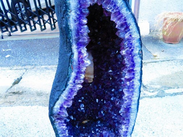  絶品濃い濃い超強パワー 超迫力 品 ウルグアイ産 天然水晶宝石 アメジストドーム超巨大75 kg 高さ640 mm tr 33506 オーナメント ラッピング 包装