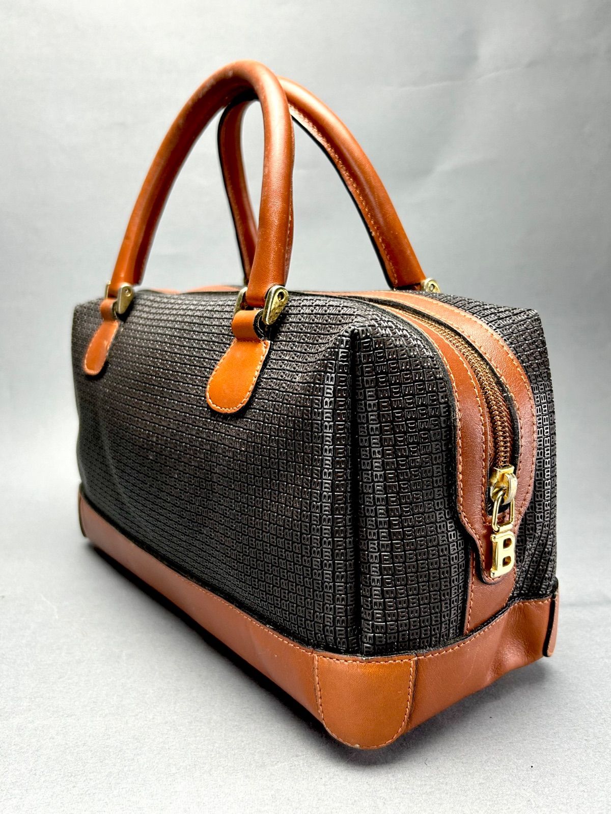 ひ*き様 BALLY　バリー　エンボス　ロゴ　ボストンバック　ブラック 幽玄】BALLY バリー ミニボストンバッグ エンボスロゴ バッグ - メルカリ