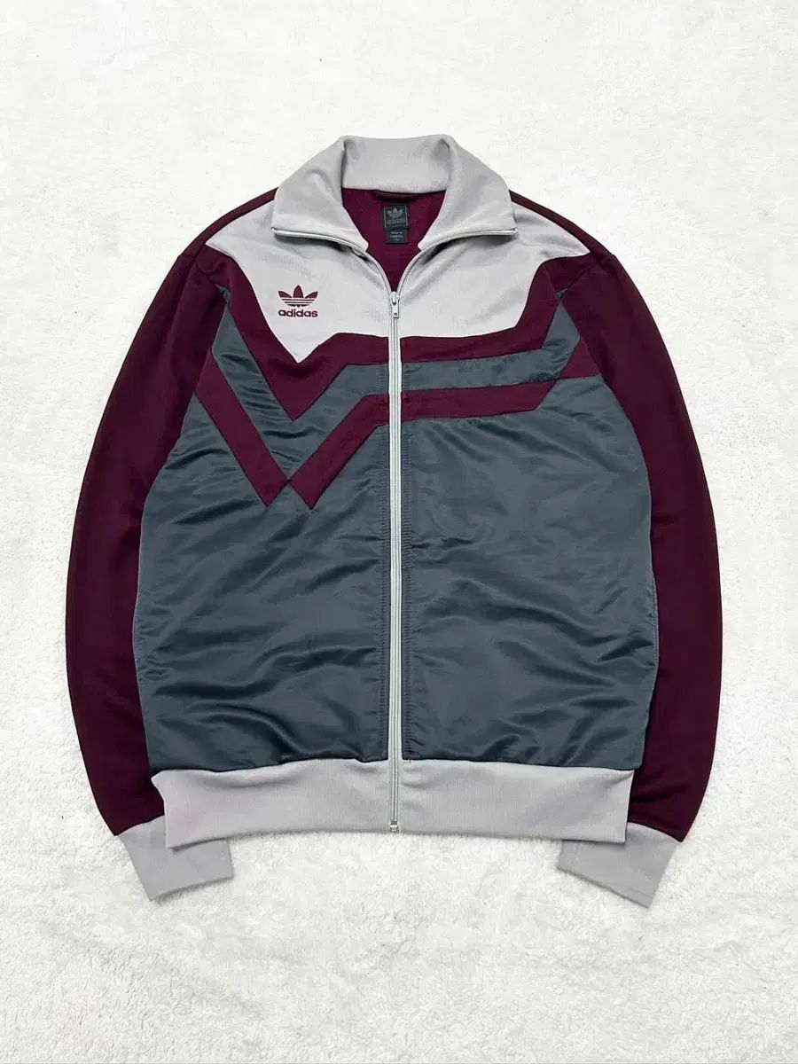 【希少カラー】adidas バイカラージャージ 刺繍ロゴ アディダス 刺繍 ロゴ バーガンディ バイカラー ジャージ - メルカリ