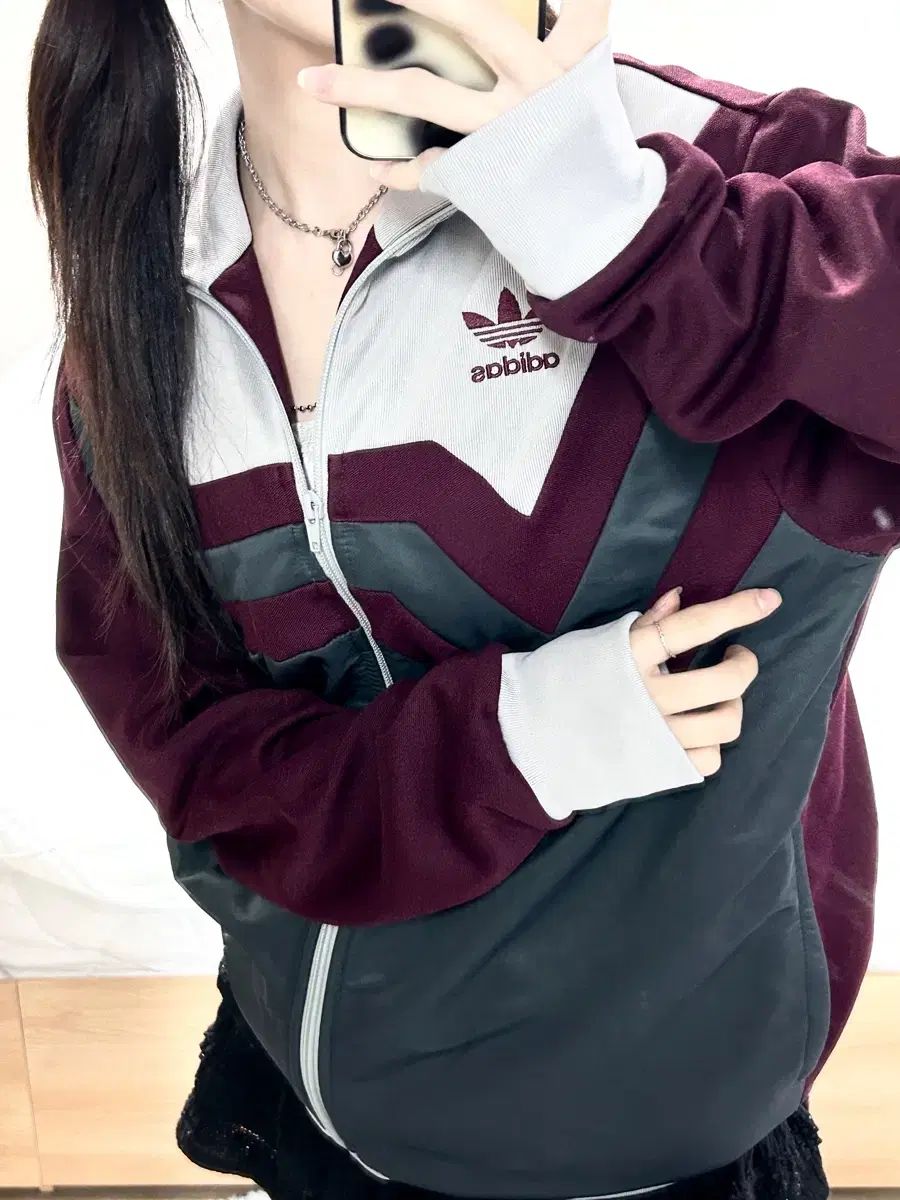 アディダス 刺繍 ロゴ バーガンディ バイカラー ジャージ - メルカリ
