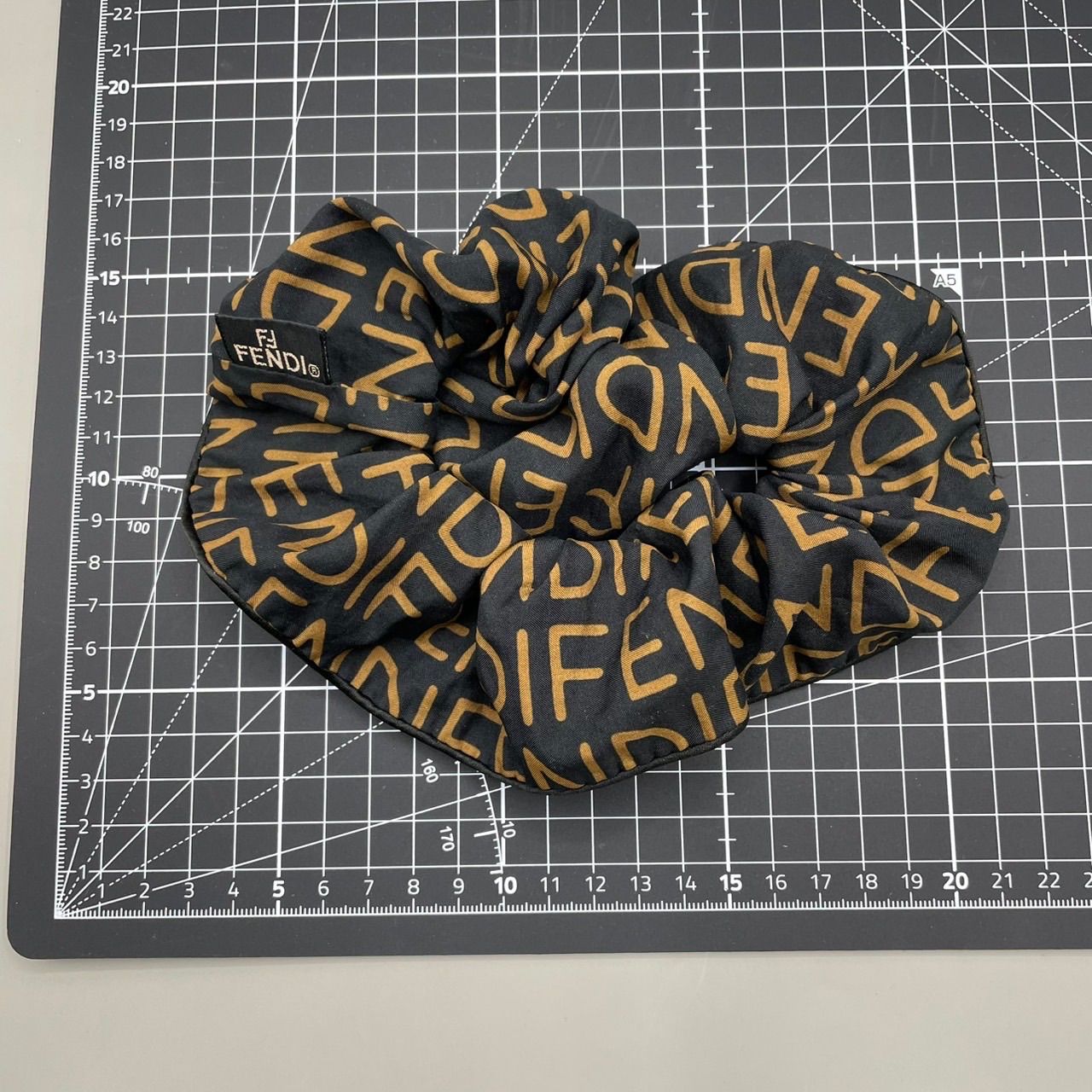 未使用級 FENDI フェンディ シュシュ ヘアゴム ヘアアクセサリー ロゴ