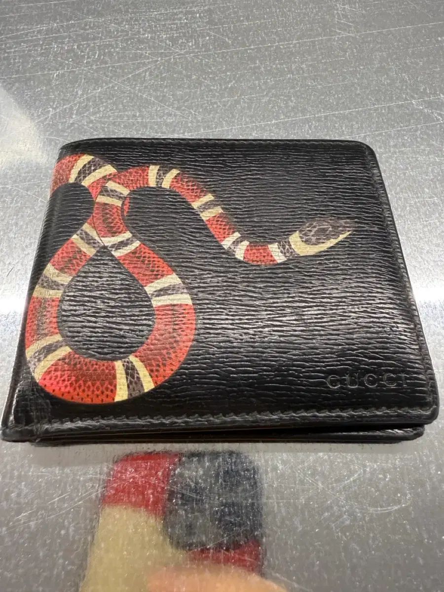 グッチ 正規品 スネーク 蛇 二つ折り財布 ブラック - メルカリ