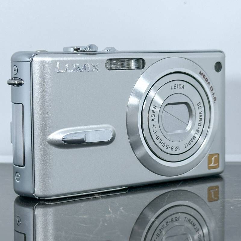 【美品 動作確認済み】Panasonic LUMIX DMC-FX9 シルバー 美品】Panasonic LUMIX DMC-FX9 シルバー 600万画素 LEICAレンズ 光学3