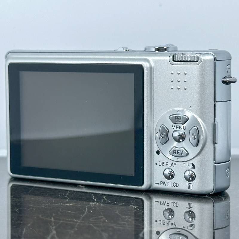 美品】Panasonic LUMIX DMC-FX9 シルバー 600万画素 LEICAレンズ 光学3