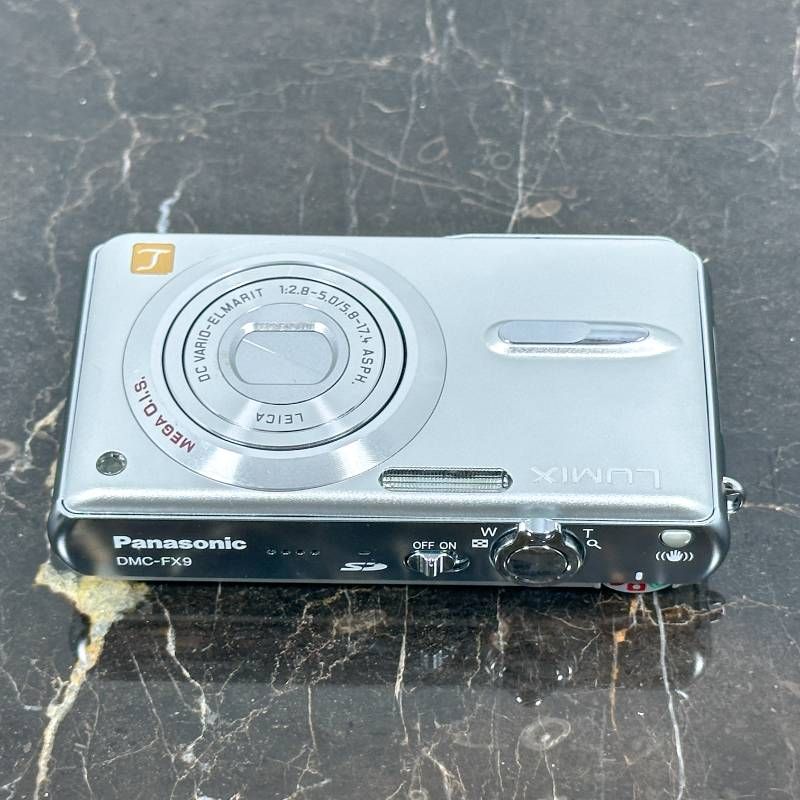 美品】Panasonic LUMIX DMC-FX9 シルバー 600万画素 LEICAレンズ 光学3