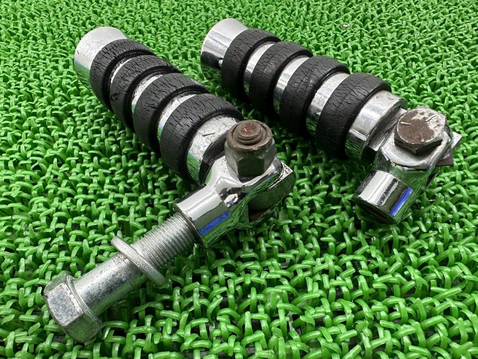 ガレージT&F製ソフテイル タンデムステップ 左右 社外 中古 ハーレー エボ ホルダー付 パッセンジャーフットペグ FXST FLSTC Dr ガレージT&F製ソフテイル タンデムステップ 左右 社外 中古 ハーレー