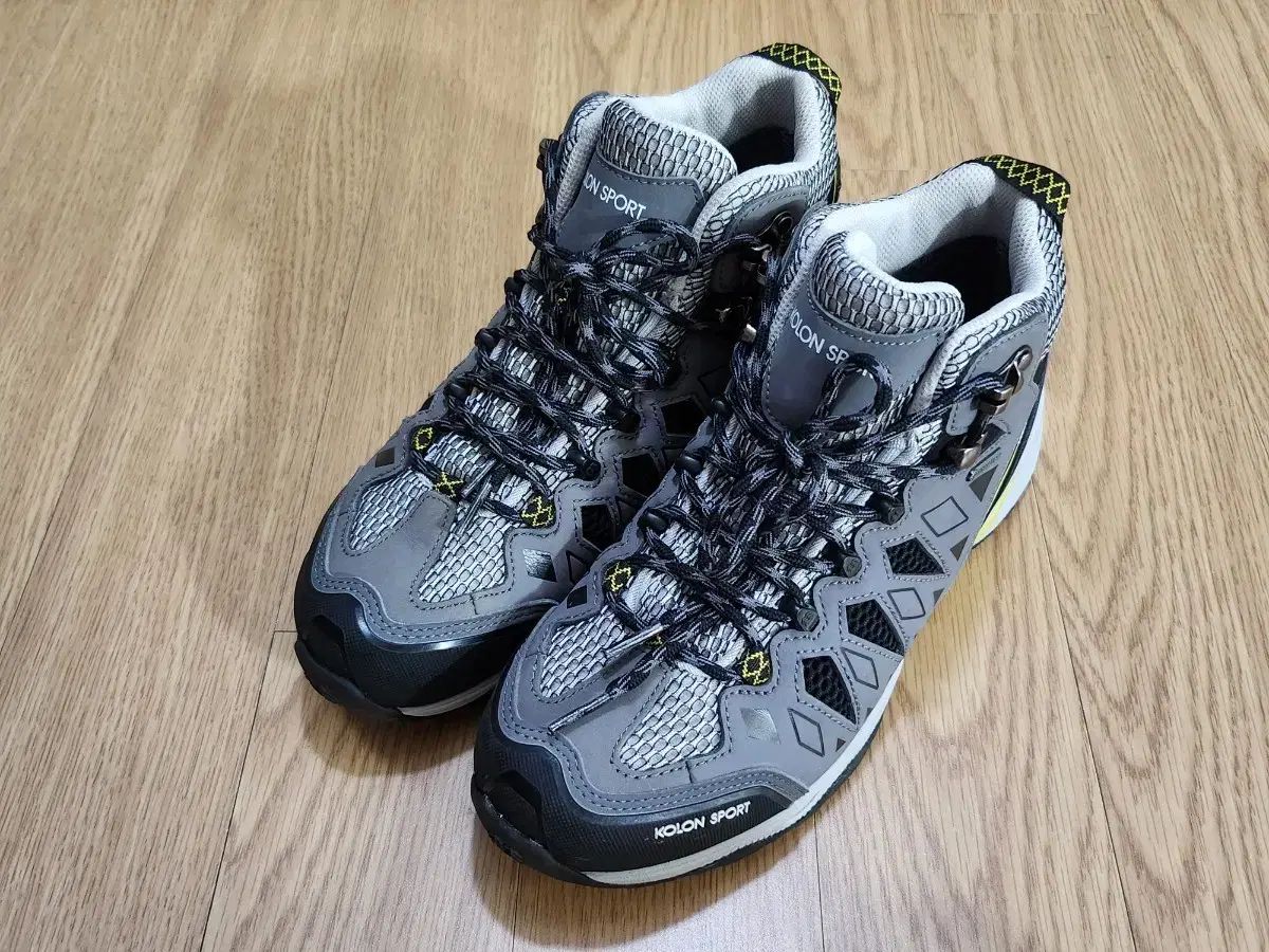 コーロンスポーツ トレッキングシューズ ミッドカット グレー