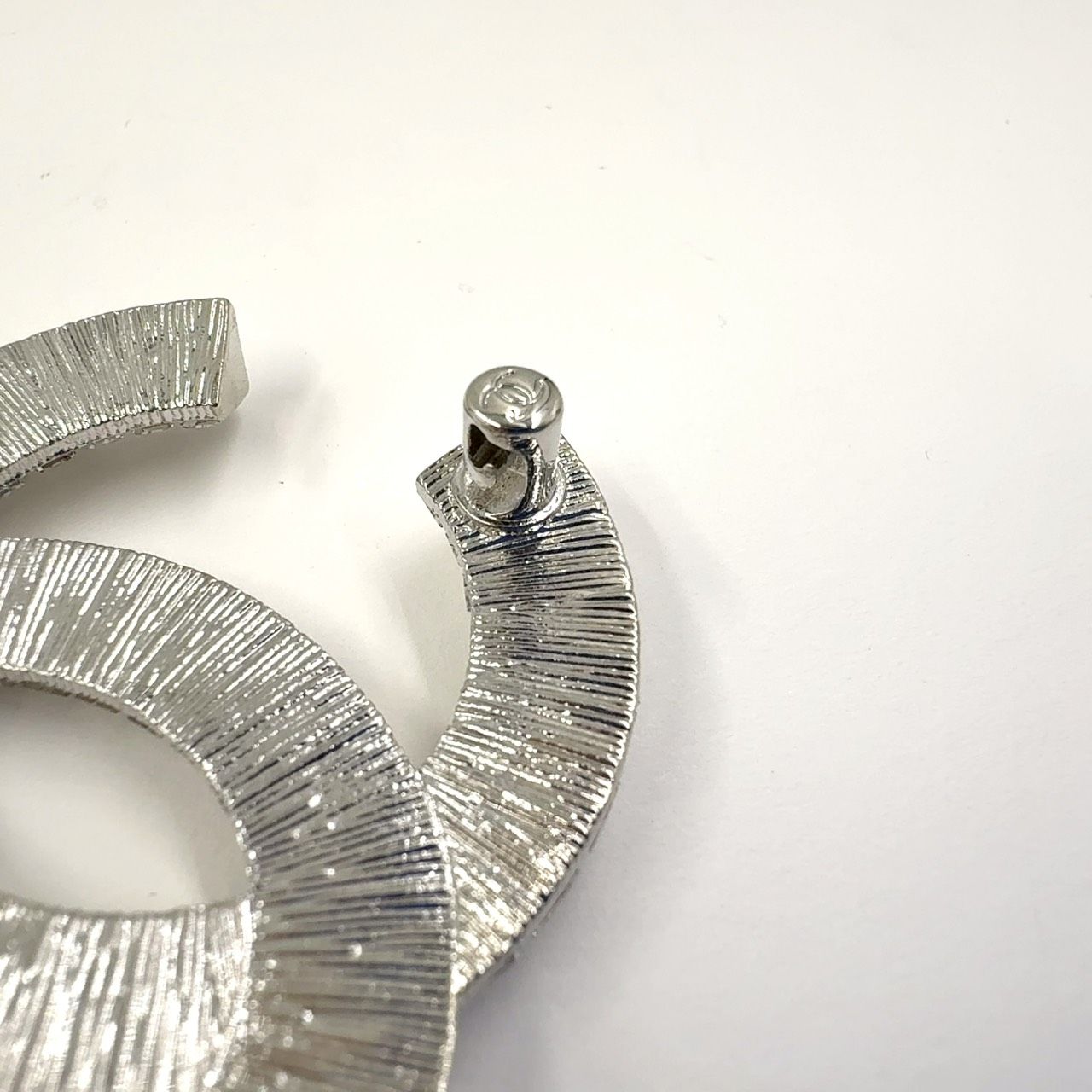 CHANEL ココマーク ラインストーン メタル シルバー ブローチ - メルカリ