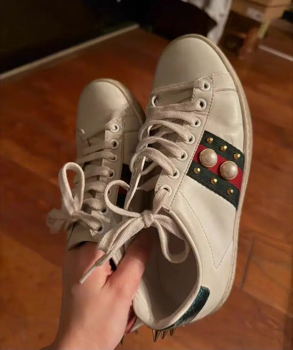 Gucci ホワイト スニーカー パール装飾 グッチ 白 スニーカー 3本線 パール 装飾 35 36 正規品 - メルカリ