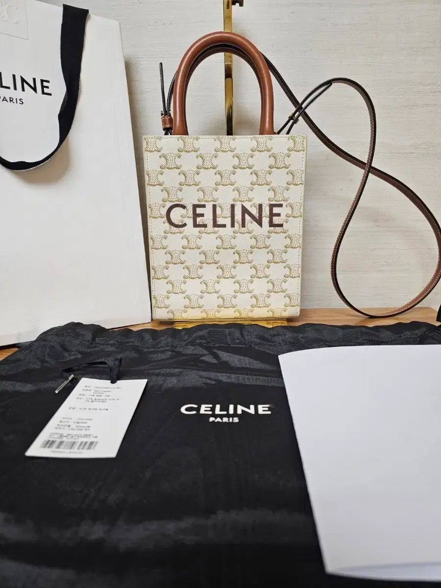 セリーヌ トリオンフ カバ バケットバッグ ミニ 白