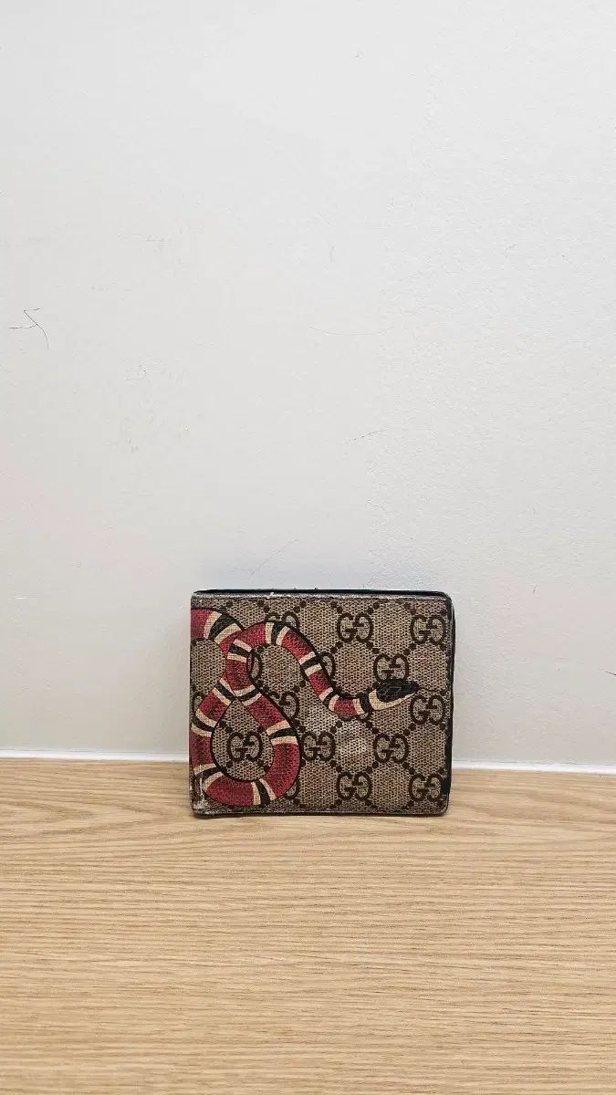 グッチ GG スネーク 二つ折り財布 - メルカリ