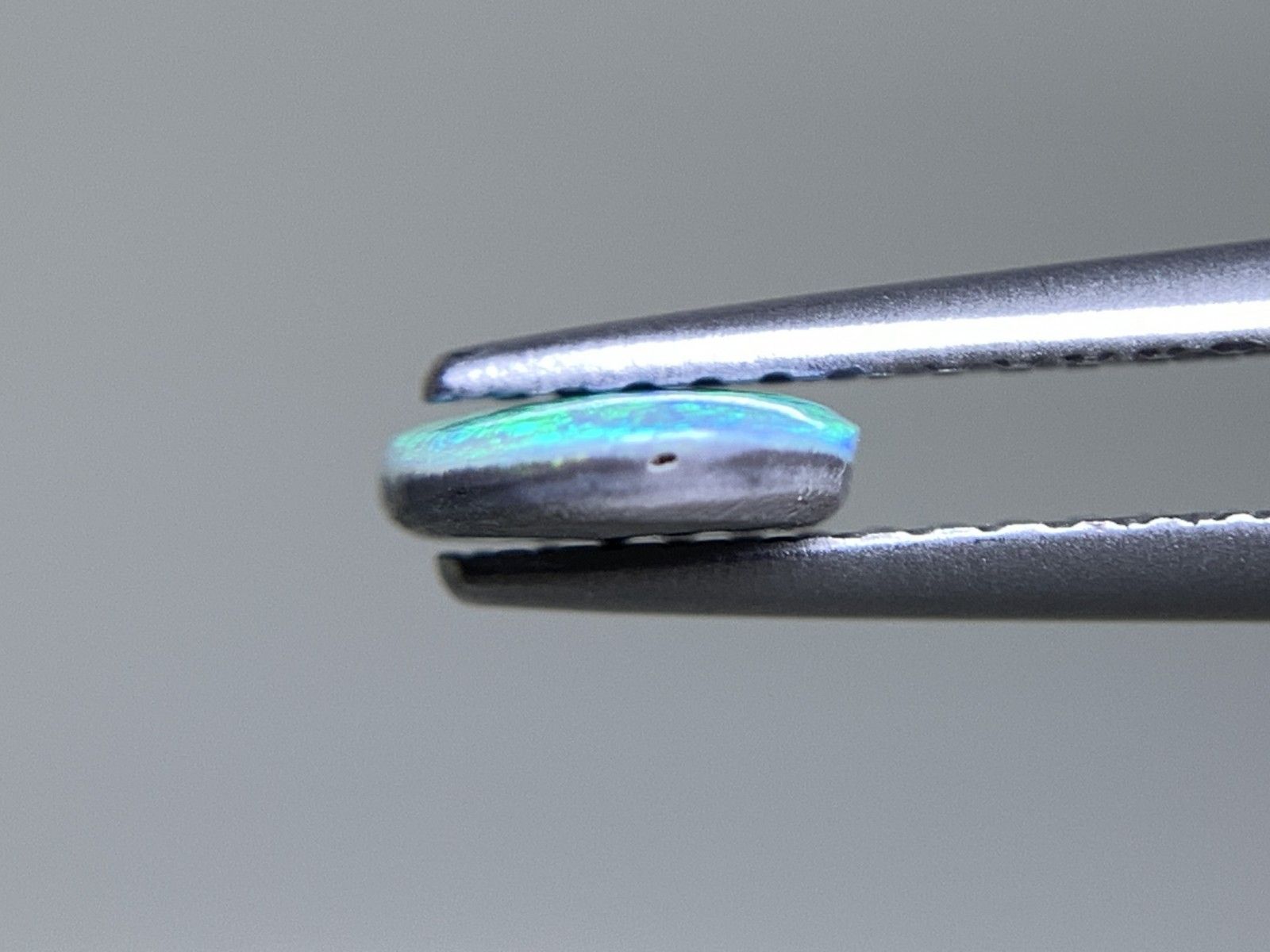 ブラックオパール 天然 0.615ct 宝石ソーティング付き 8.0㎜×6.1㎜×1.8