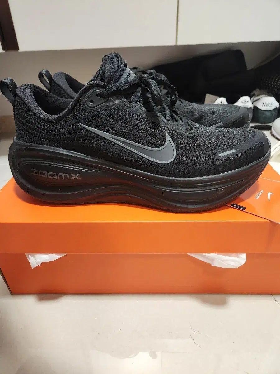 ナイキ ボメロ PLUS オールブラック