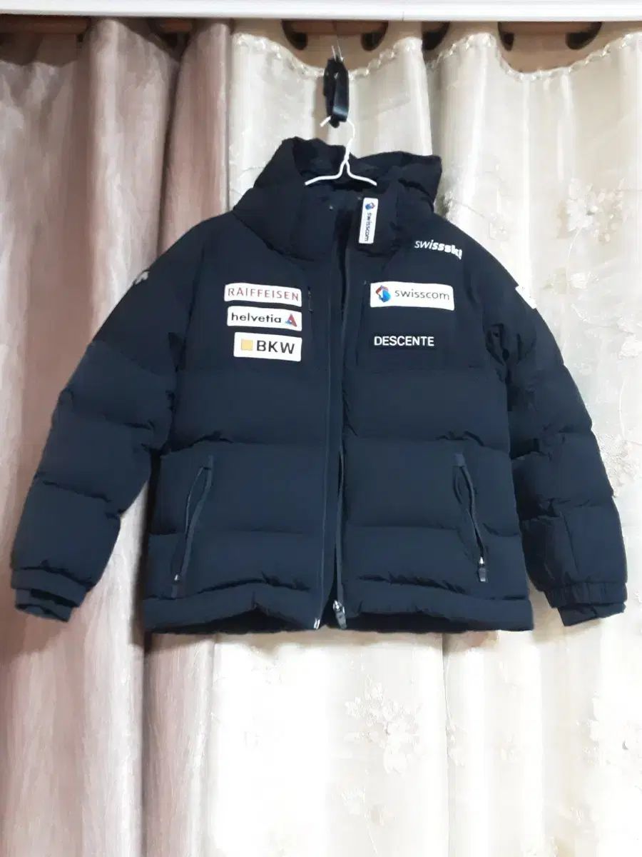 デサント　スイスチーム　ダウンジャケット デサント スイス スキーチーム ダウン ブラック - メルカリ
