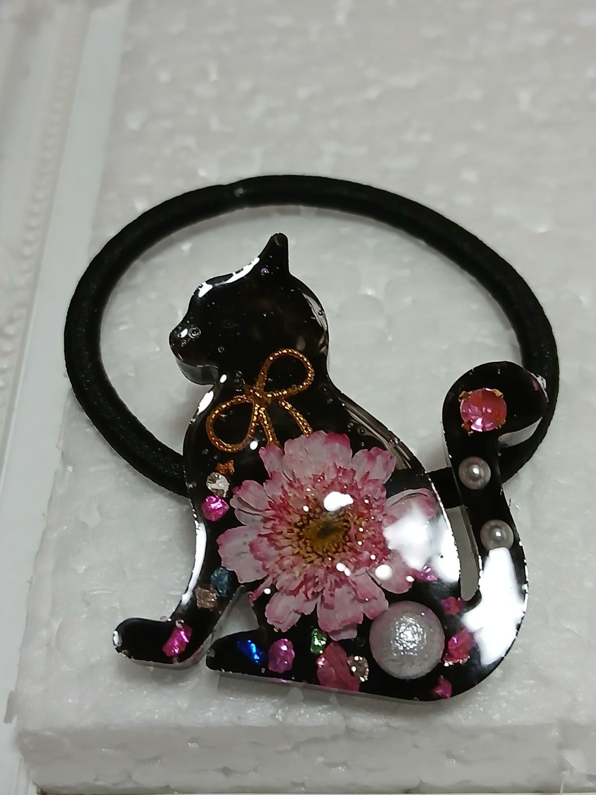 黒猫 ピンクドライフラワーのレジンヘアゴム - メルカリ