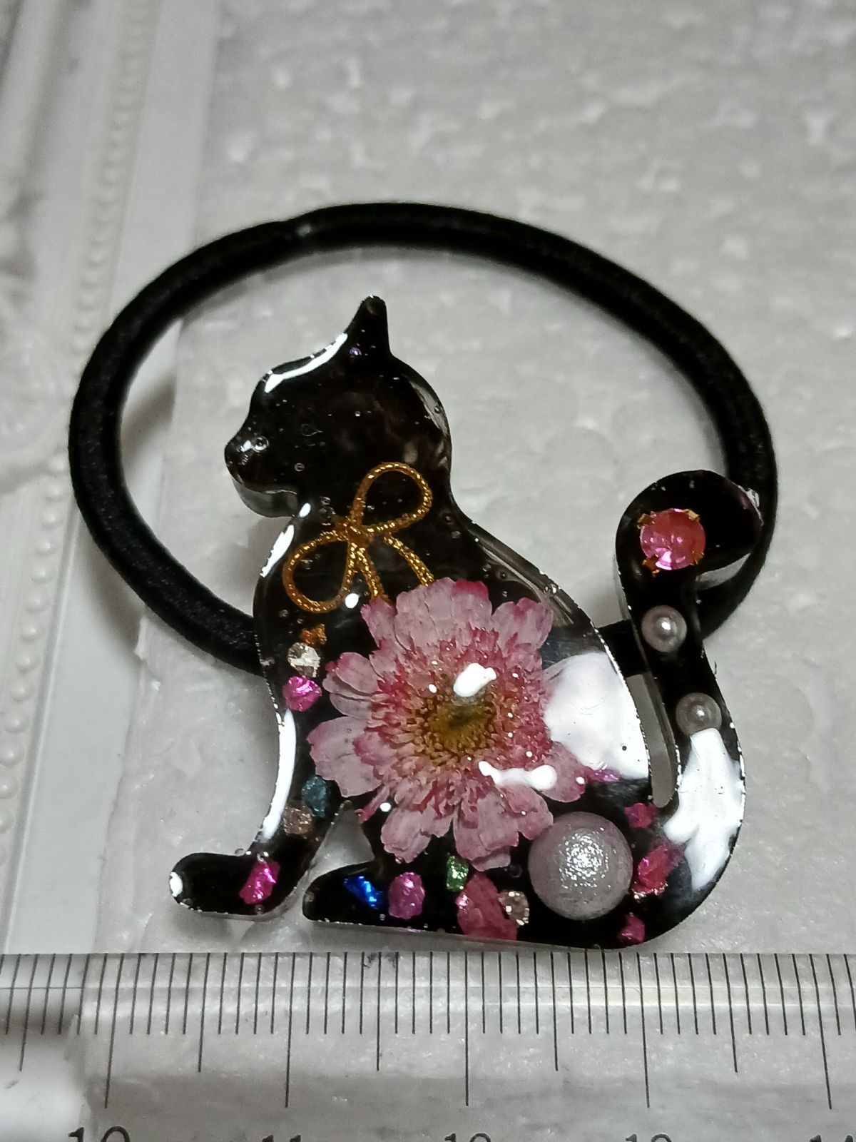 黒猫 ピンクドライフラワーのレジンヘアゴム - メルカリ