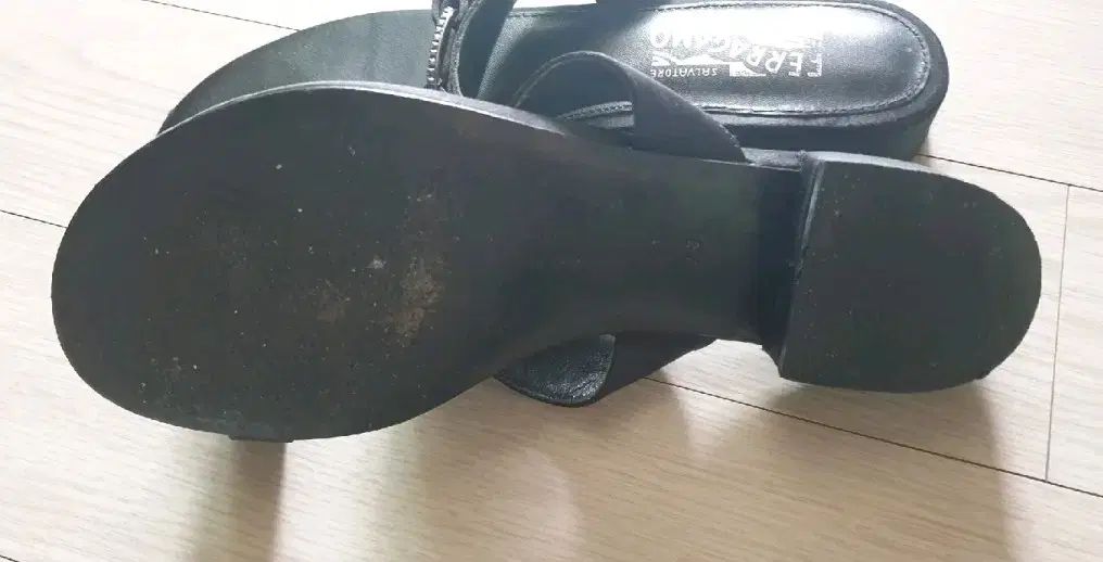 フェラガモ ブラック ウール リボン サンダル - メルカリ