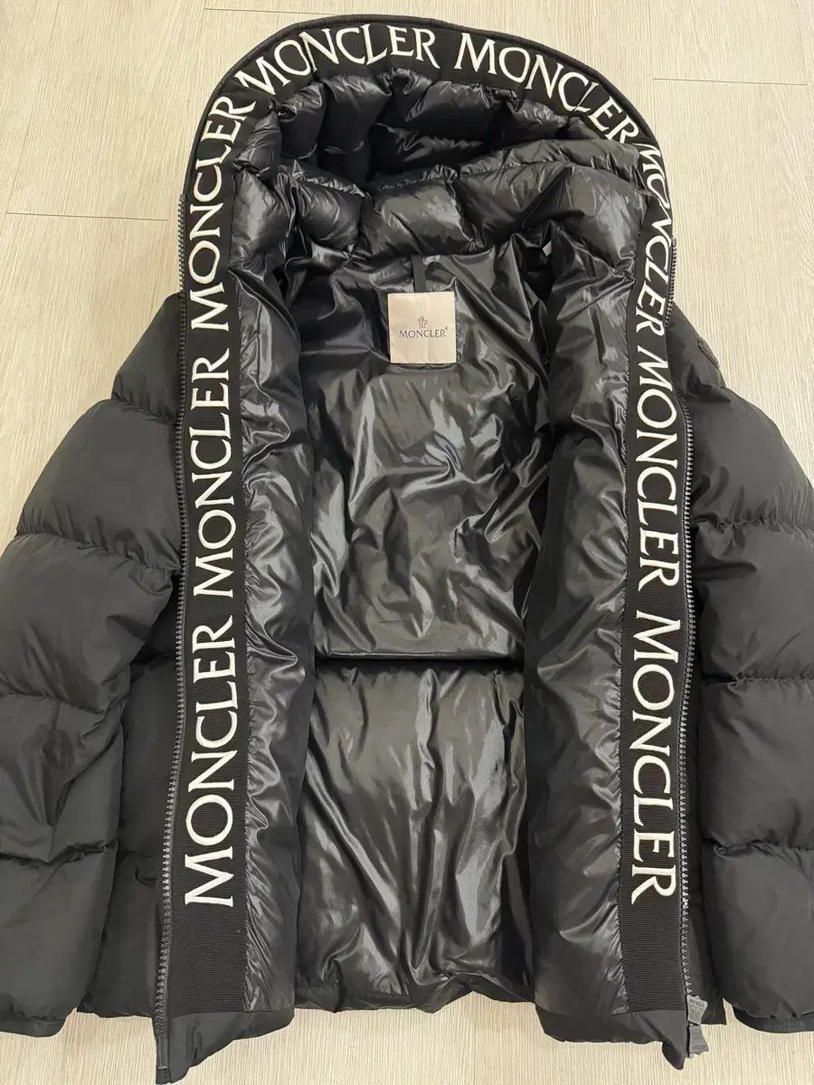 s*)様 新品ほぼ MONCLER 黒 サイズ３ テーラードジャケット ポリエス ほぼ新品 MONCLER モンクレール 3サイズ ブラック - メルカリ
