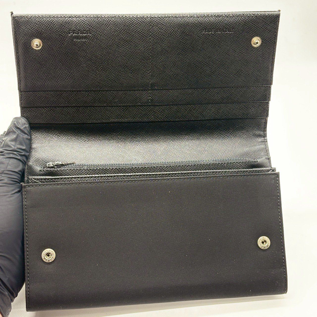 静かに輝く黒の品格】 PRADA プラダ 二つ折り財布 テーストナイロン