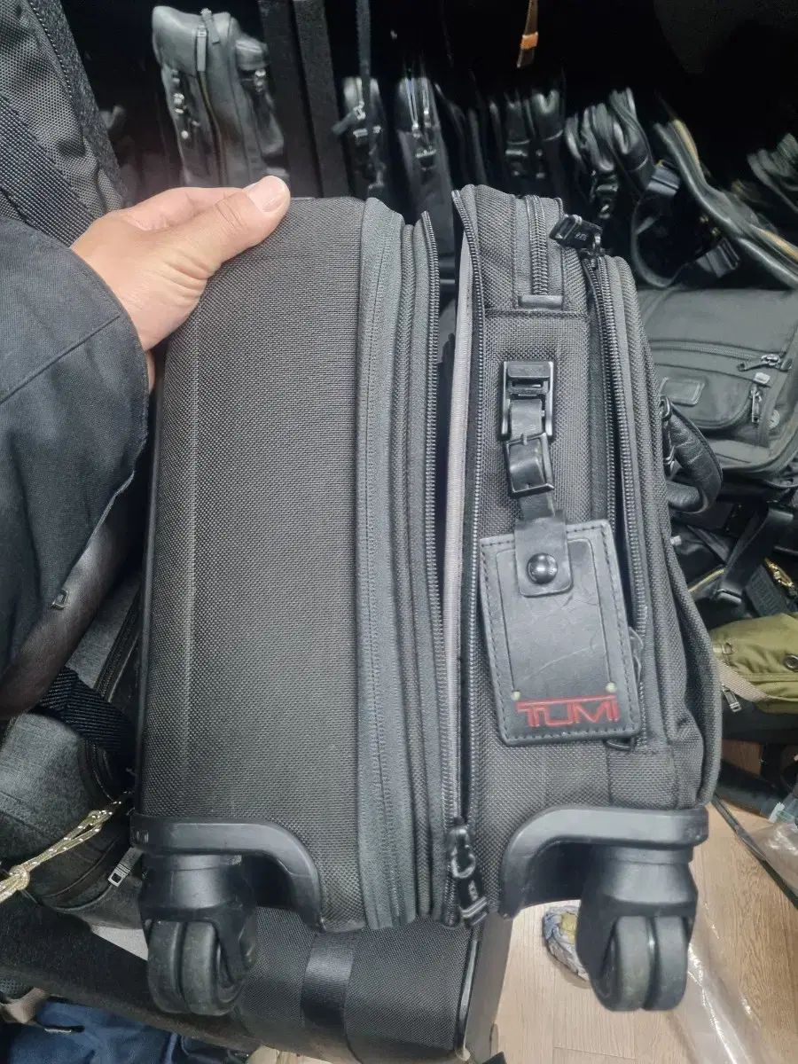 トゥミ アルファ3 4ホイール 機内持ち込みキャリアー