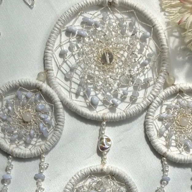 癒しと浄化の波動を紡ぐ ブルーレースアゲート×水晶 天然石のお守り ドリームキャッチャー 浄化用ホワイトセージ付き