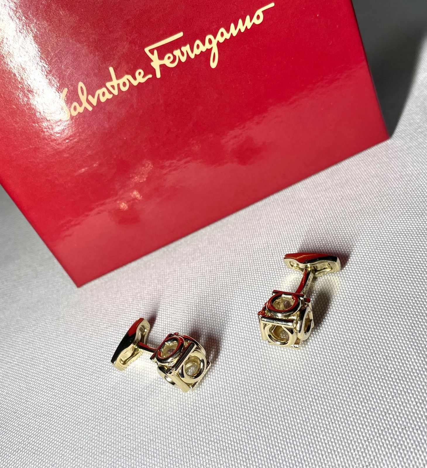 Salvatore Ferragamo サルヴァトーレフェラガモ 立体3 Dマルチガンチーニデザイン ゴールドカフス カフリンクス ボタン 箱有