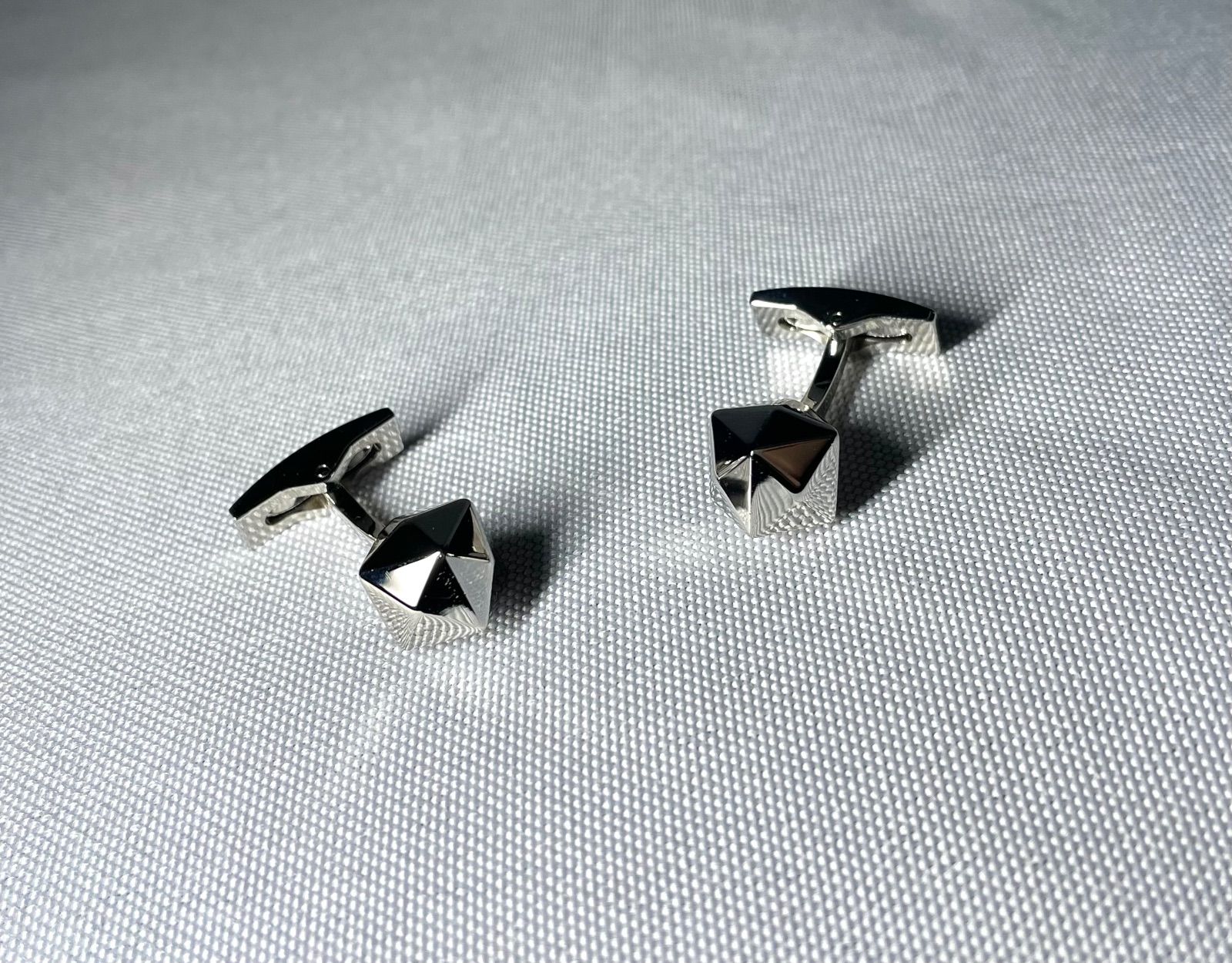 S T Dupont デュポン 立体3 D ダイヤカットデザインカフス カフリンクス ボタン クロームメタリックシルバー メンズ