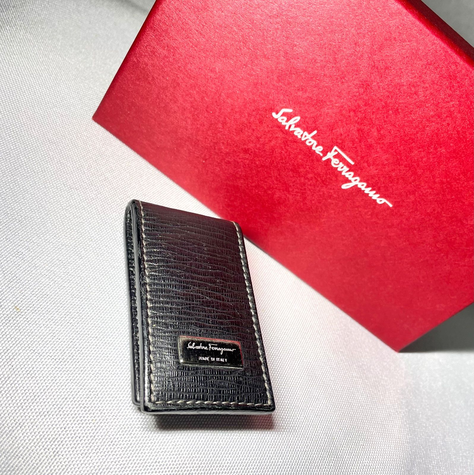 【美品】フェラガモ　マネークリップ　レザー　ロゴプレート　ブラック　レッド Salvatore Ferragamo サルヴァトーレフェラガモ ブランドロゴプレート