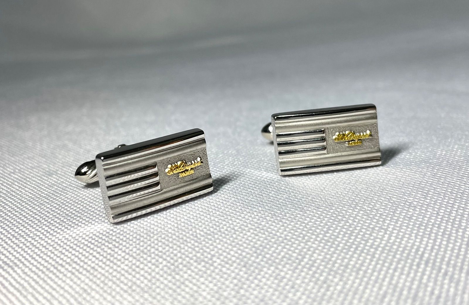S T Dupont デュポン ブランドロゴ文字 ストライプライン カフス カフリンクス ボタン シルバー＆ゴールド メンズ