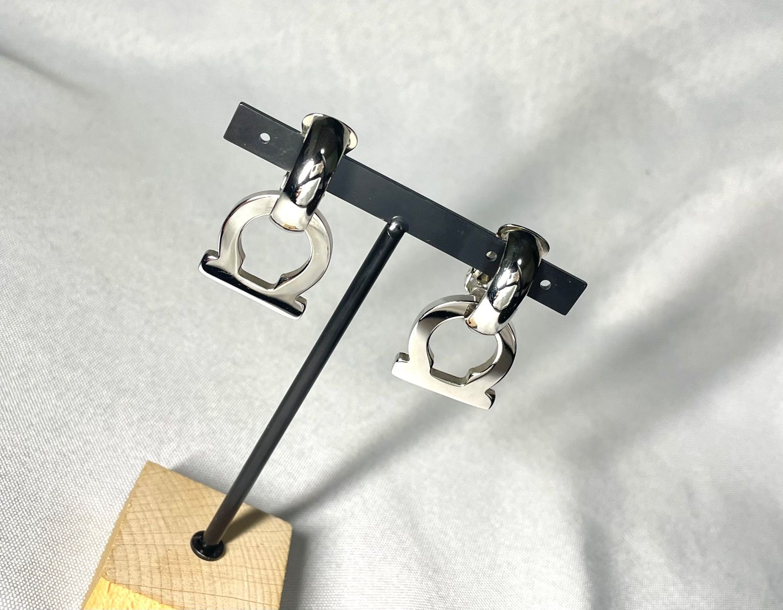 Salvatore Ferragamo サルヴァトーレフェラガモ 立体ガンチーニデザイン 鏡面シルバー フリンジ ラージイヤリング 男女兼用