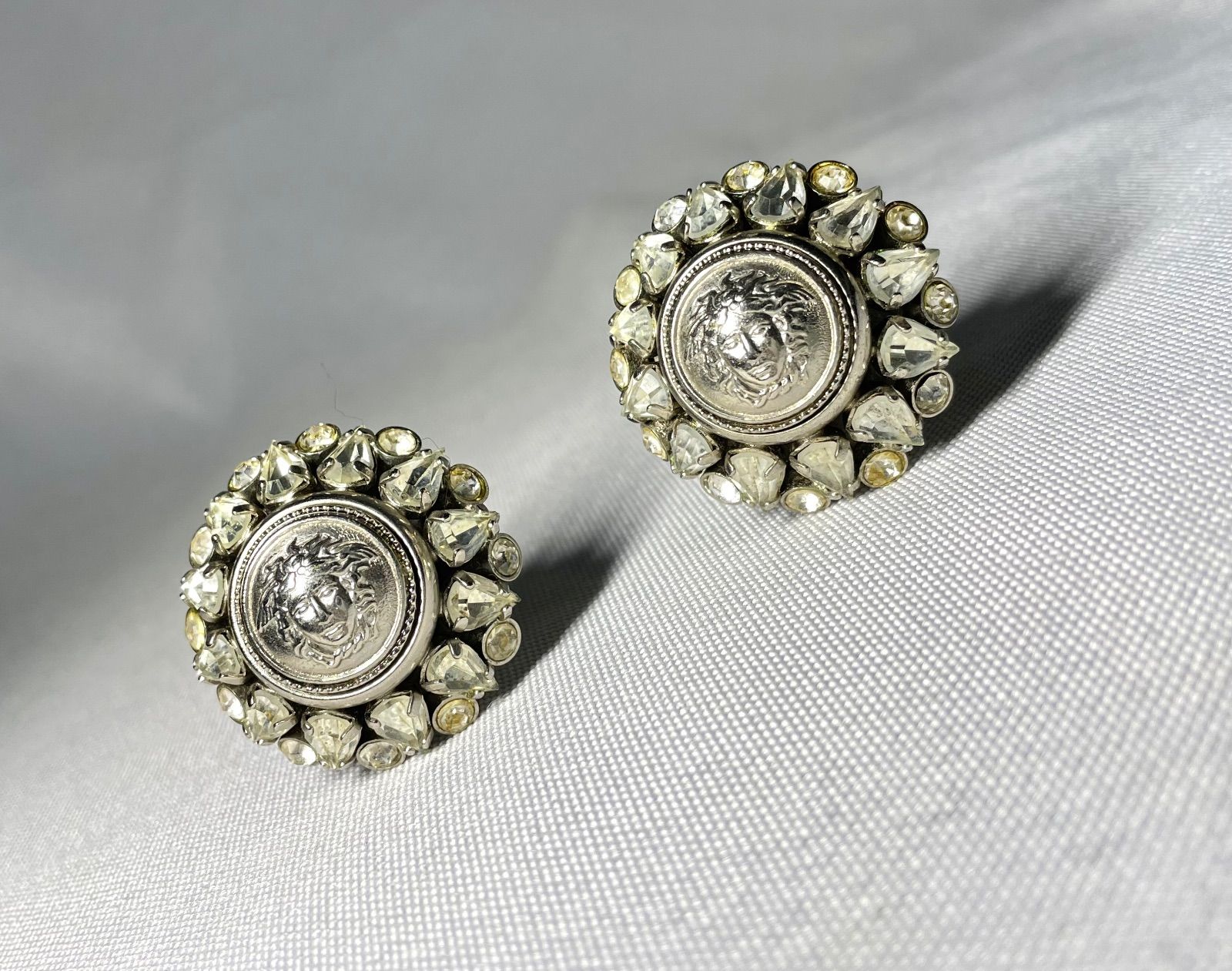 VERSACE ヴェルサーチ メデューサ立体デザイン ラインストーン装飾 ヴィンテージ ラージサイズイヤリング シルバー 男女兼用