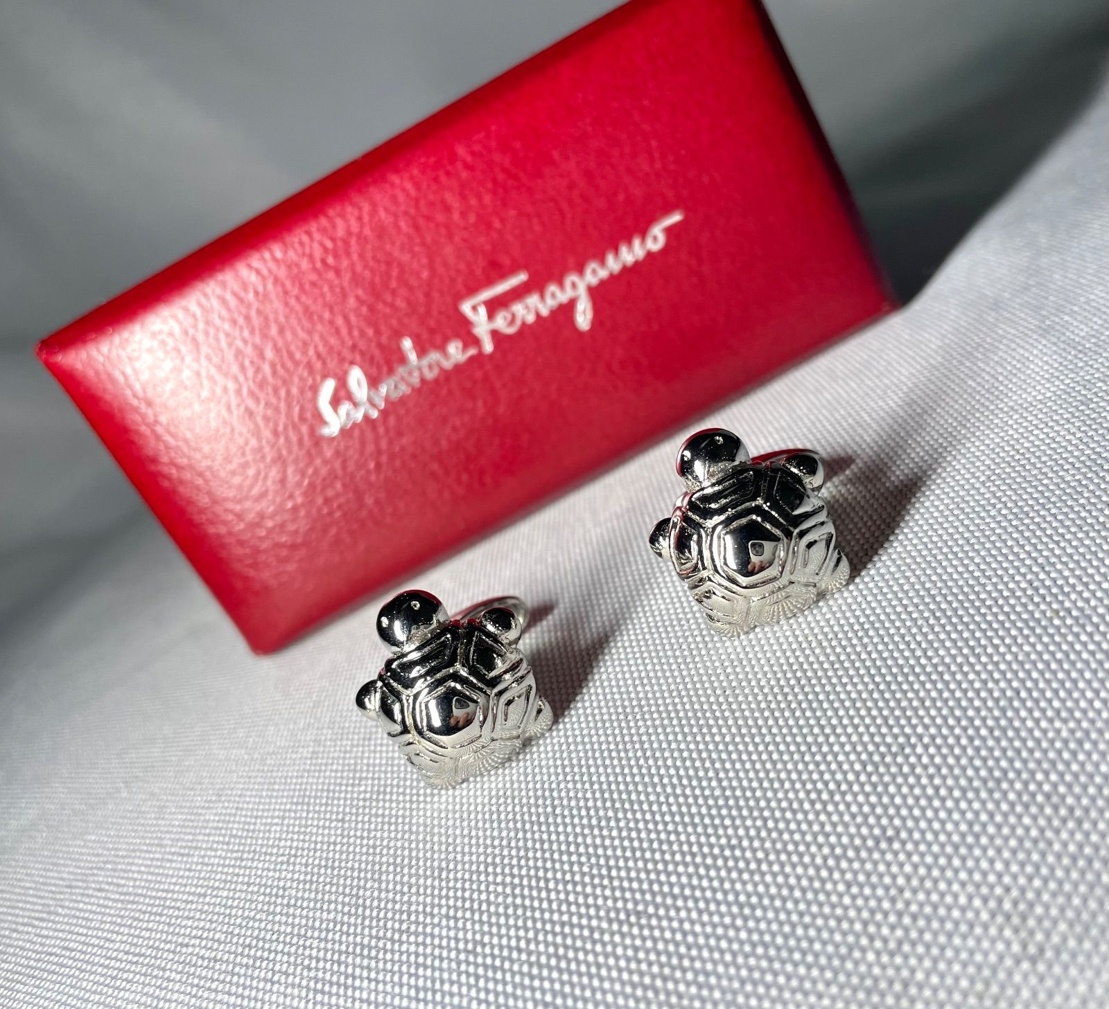 美品 Salvatore Ferragamo サルヴァトーレフェラガモ 立体タートル