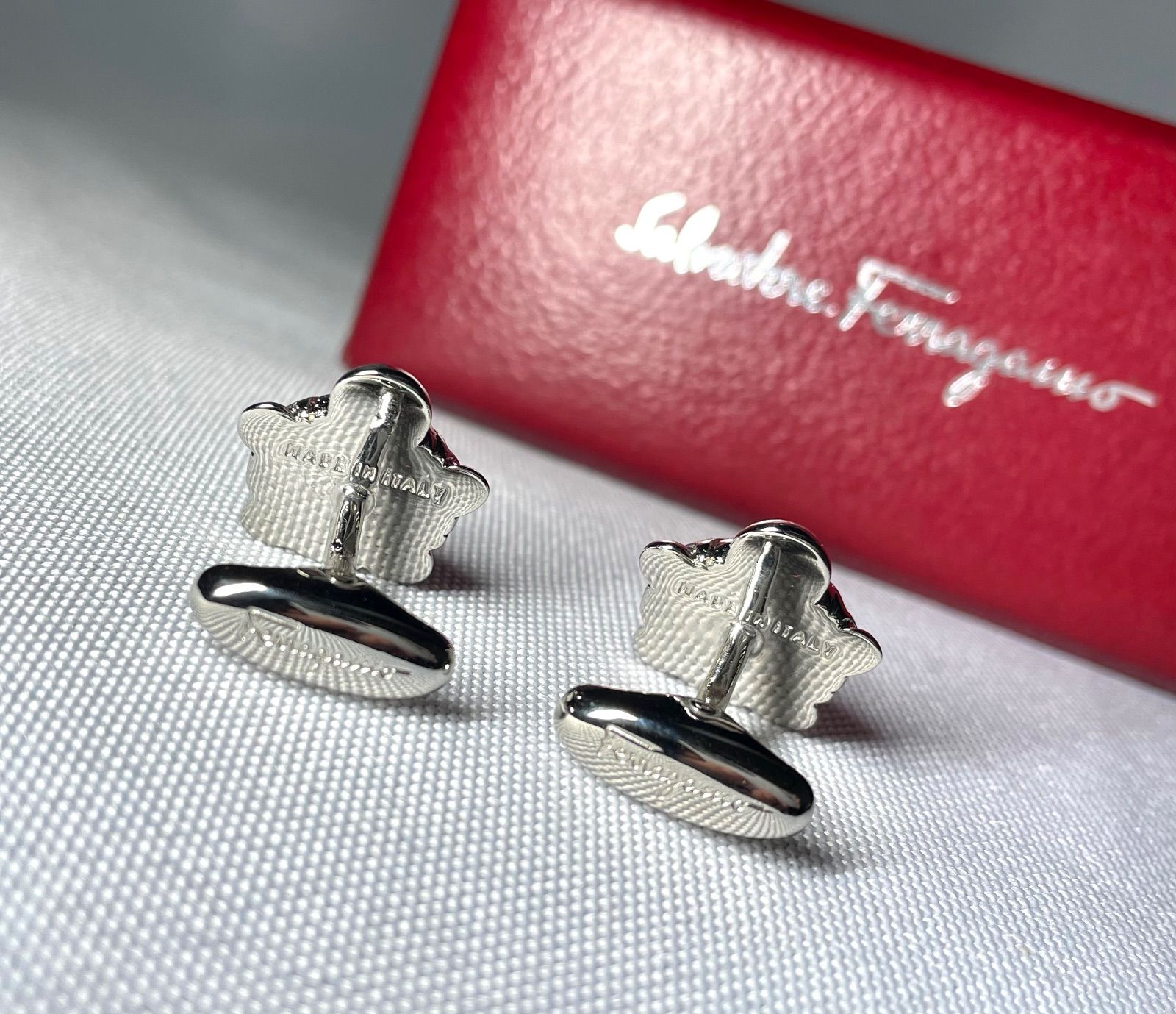 美品 Salvatore Ferragamo サルヴァトーレフェラガモ 立体タートル