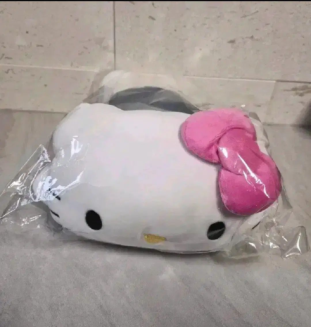 ハローキティ デニム ぬいぐるみ クッション (正規品/新品) - メルカリ